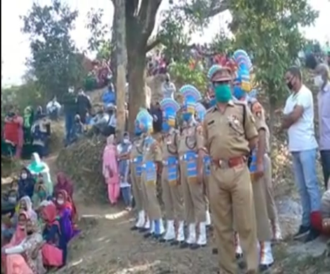 सैन्‍य सम्‍मान के साथ पंचतत्व में विलीन हुए अशोक कुमार, पत्‍नी और बच्